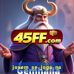 jovem se joga na linha do trem 2024